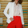 Белый женский жакет и красные шорты Lisa Prior